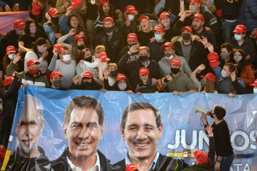 Entre la algarabía, el color y cuestionamientos, Santilli cerró su campaña en La Plata