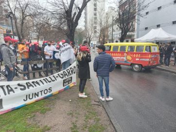 Entre la algarabía, el color y cuestionamientos, Santilli cerró su campaña en La Plata