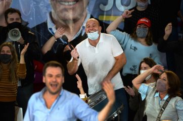Entre la algarabía, el color y cuestionamientos, Santilli cerró su campaña en La Plata