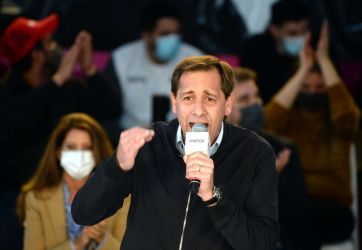 Entre la algarabía, el color y cuestionamientos, Santilli cerró su campaña en La Plata