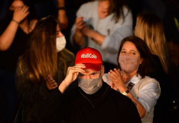 Entre la algarabía, el color y cuestionamientos, Santilli cerró su campaña en La Plata