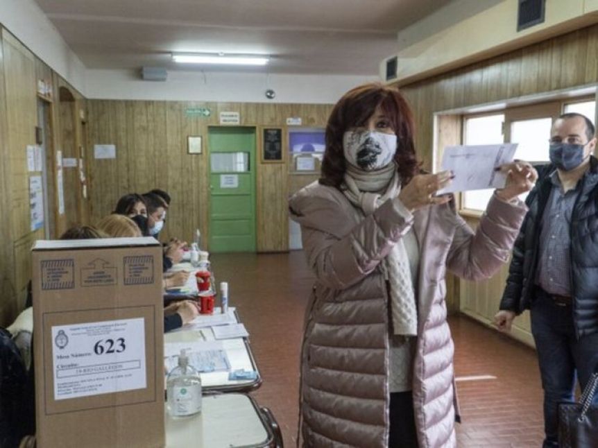 Cristina Kirchner votó en Río Gallegos y viaja a Buenos Aires para sumarse al bunker del FdT