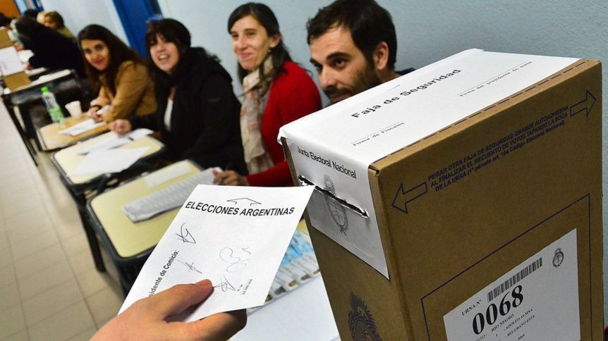 Los boca de urna dan ganadora a Tolosa Paz por una diferencia de entre 4 y 8 puntos