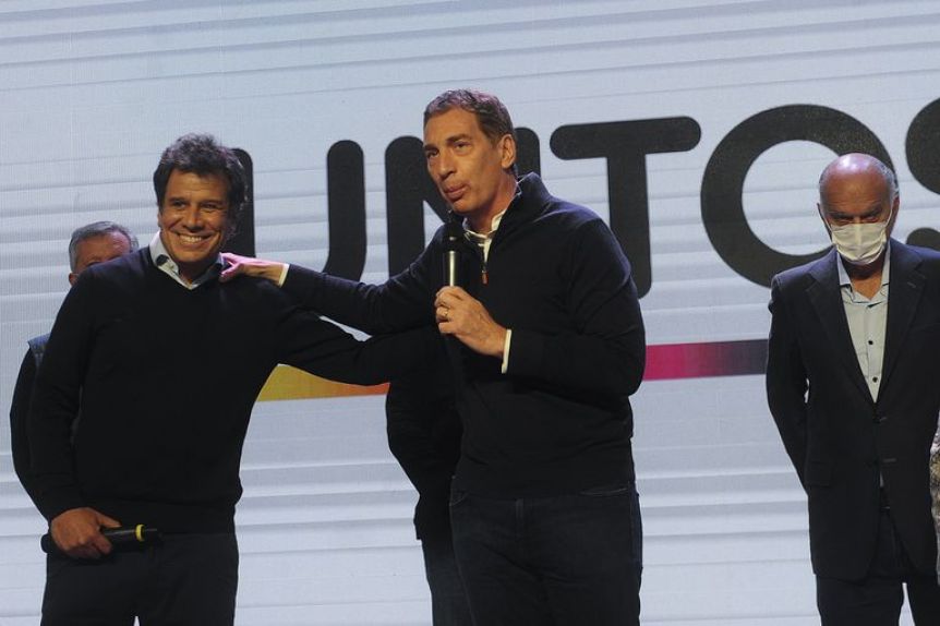 Tras las PASO, Santilli y Manes posan para la foto de unidad de Juntos