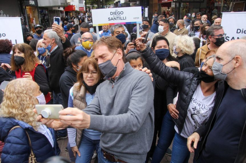 Las recorridas marcaron la agenda de campaña de los candidatos de Juntos y el Frente de Todos