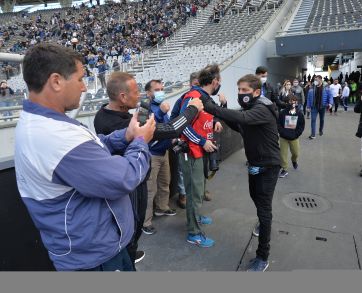 El Gobernador dijo presente en la vuelta del público a las canchas tras 18 meses