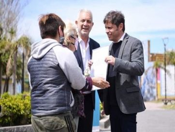 Tras los anuncios Kicillof disfrutó de los Auténticos Decadentes en Villa Gesell con su familia