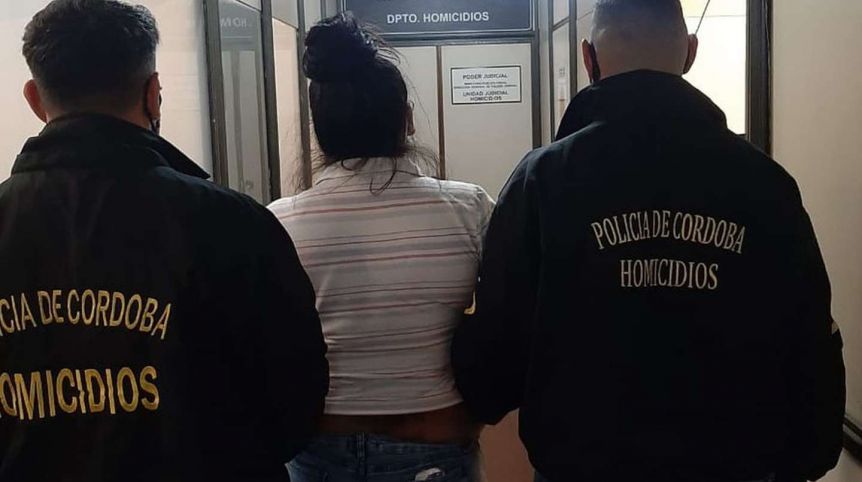 Se molestó por un comentario en Facebook y la apuñaló