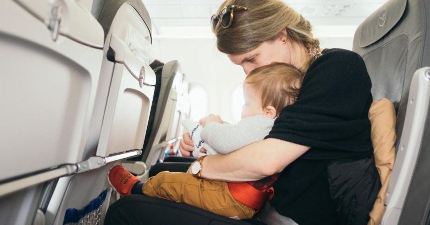 Querían bajar del avión a una niña y pasajeros juntaron el dinero para que pueda viajar