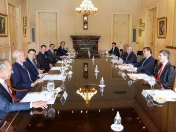 En modo campaña: pica en punta el decreto para transformar planes sociales en empleo
