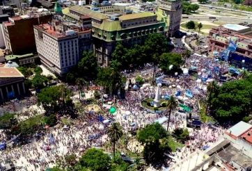 Acompañado por su gabinete, Kicillof se sumó al acto de celebración del Día de la Lealtad