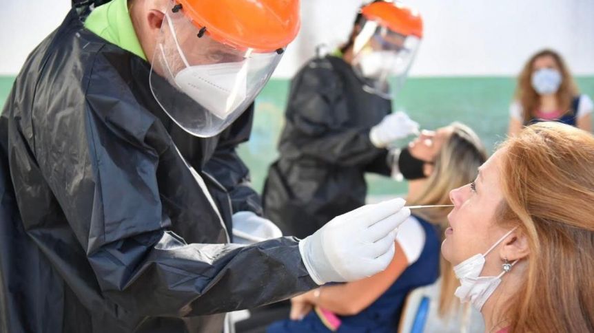 Cuatro nuevas muertes y 908 contagios de covid en las últimas 24 horas