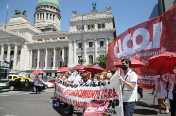 Reclamo caliente: médicos bonaerenses instalaron una carpa sanitaria en el Congreso