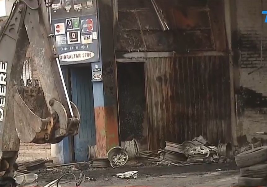 Tragedia en La Tablada: se incendió una gomería y murieron tres personas