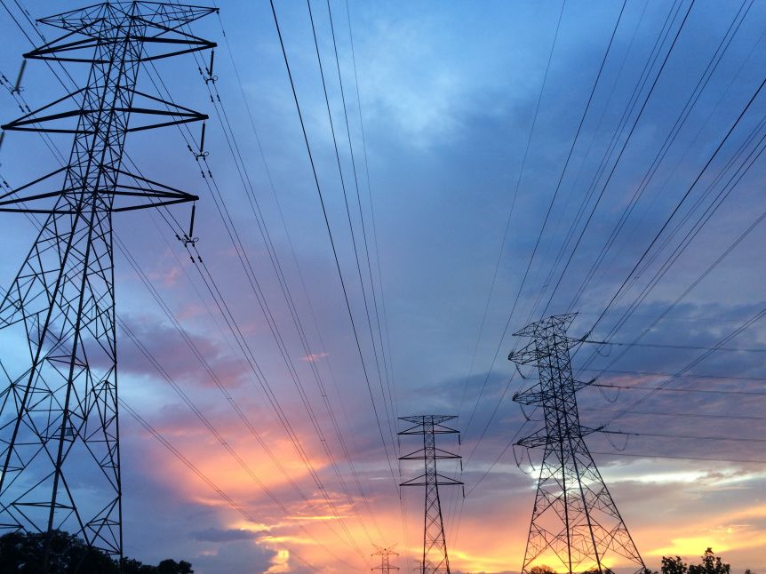 A días de las elecciones, el Gobierno extiende el congelamiento de la tarifa mayorista de luz