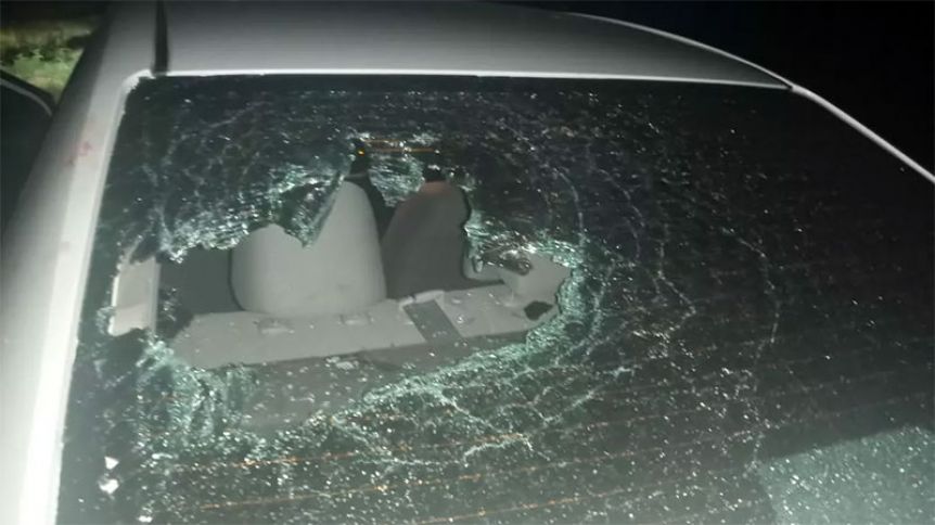 Padre e hijo viajaban en auto, discutieron y terminaron a los golpes
