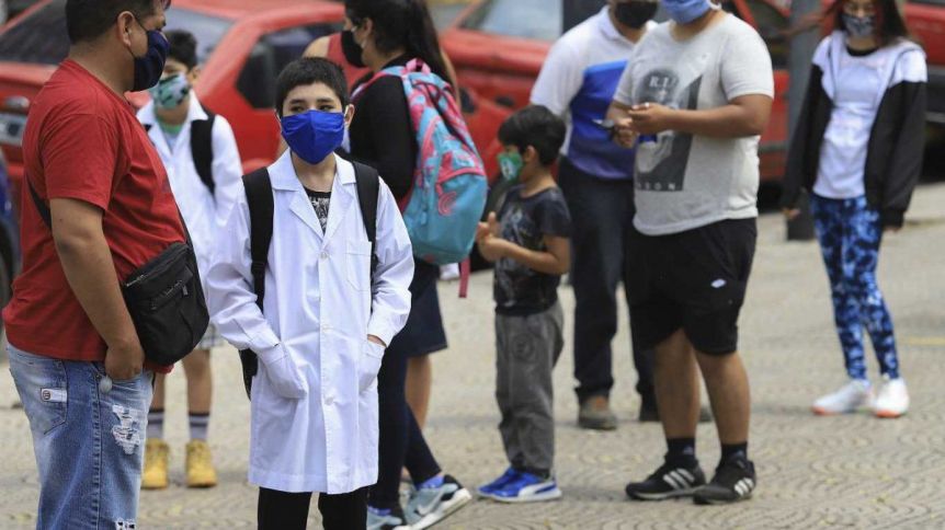 Chau a la obligatoriedad del tapabocas en espacios al aire libre en escuelas bonaerenses