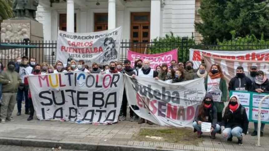 Los reclamos en Educación no paran: docentes marcharon hacia el ministerio por falta de pagos