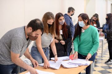 El recuento de votos no para y los candidatos esperan hasta último momento con posibilidades
