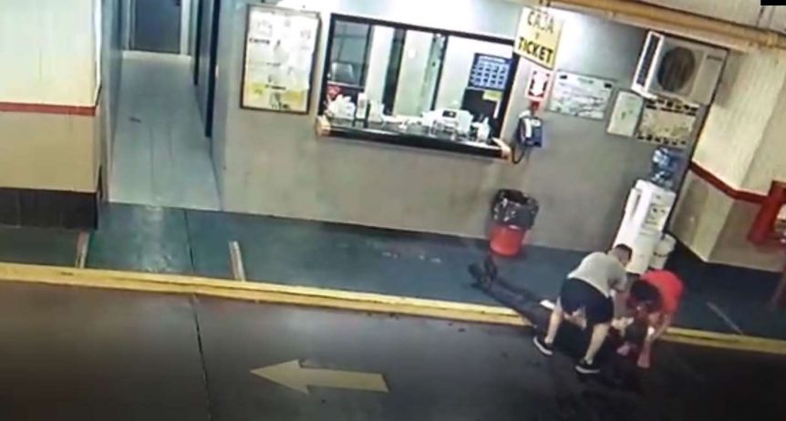 Vio su auto rayado, golpeó al playero del estacionamiento y ahora está grave