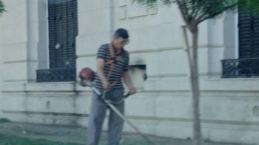Insólito: debido a un paro de municipales, intendente de la sexta cortó el pasto él mismo