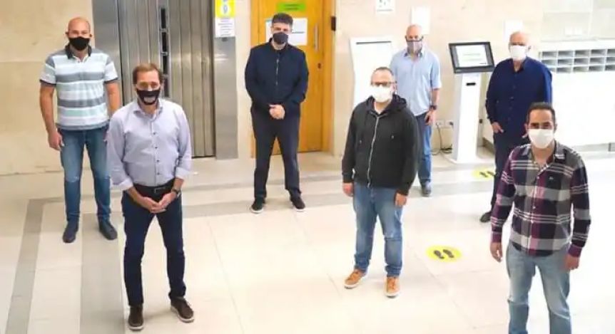 Las tribus en Juntos, la salida del interbloque con varias escisiones y el champagne del FdT