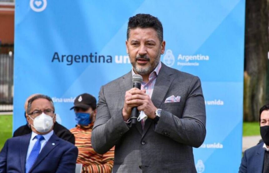 Menéndez también pidió licencia y podría gambetear la restricción de mandatos