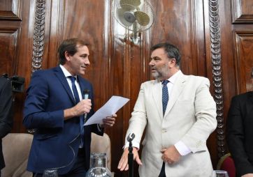 Con un llamado al diálogo, Garro encabezó la jura de los nuevos concejales platenses