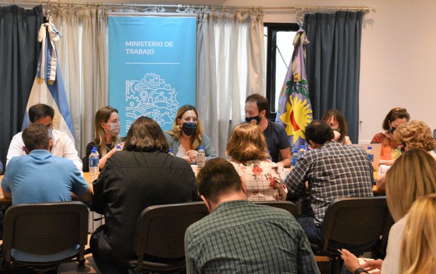 Tras acordar con docentes y estatales, la Provincia continúa con las paritarias esta semana