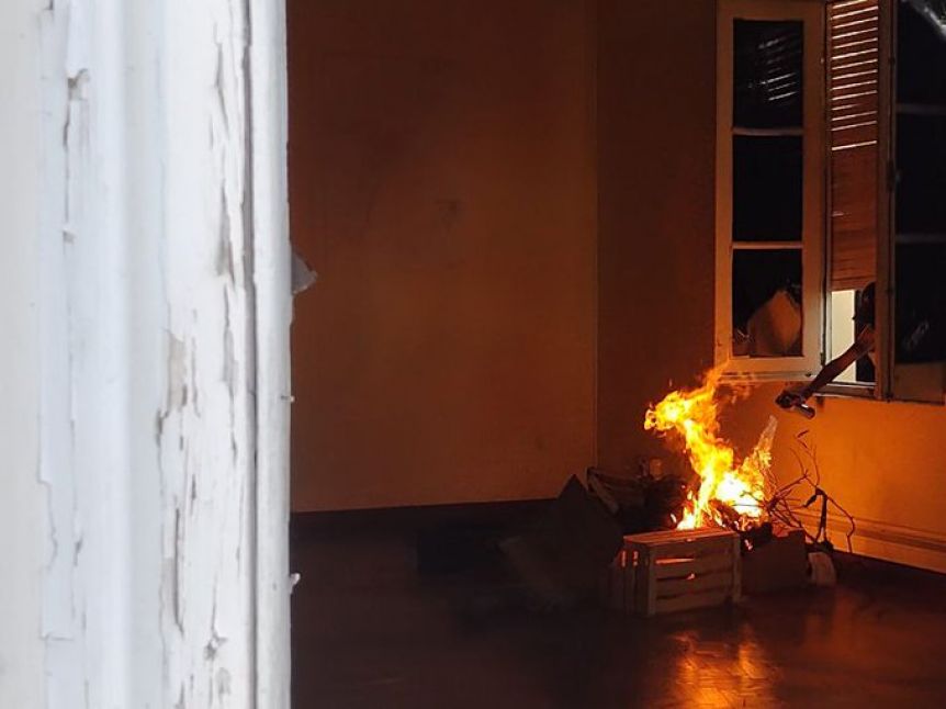 Fuego en Casa de Gobierno, manifestaciones y vigilia en varias localidades de Chubut en rechazo a la minería