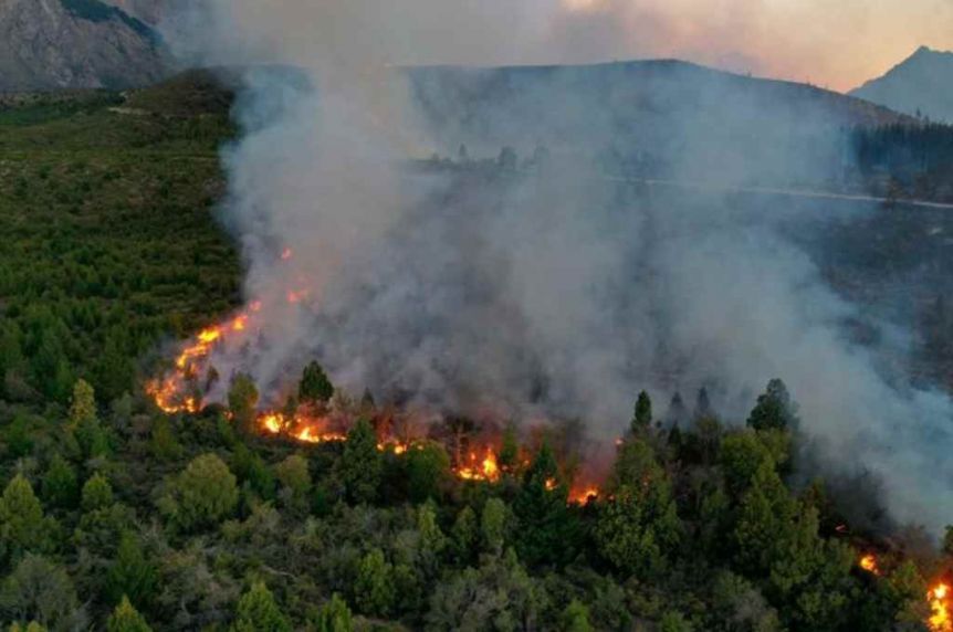 Bariloche: evacuaron familias tras el avance de los incendios