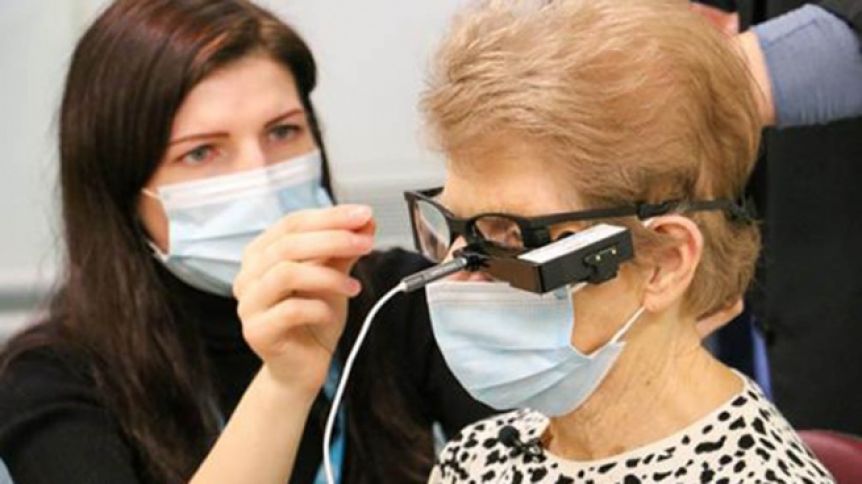 Una mujer recuperó la visión tras recibir el primer implante de un chip biónico