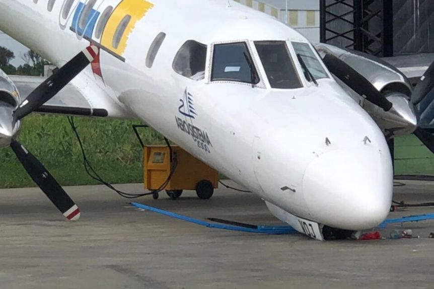 Un mecánico fue aplastado por un avión que estaba reparando