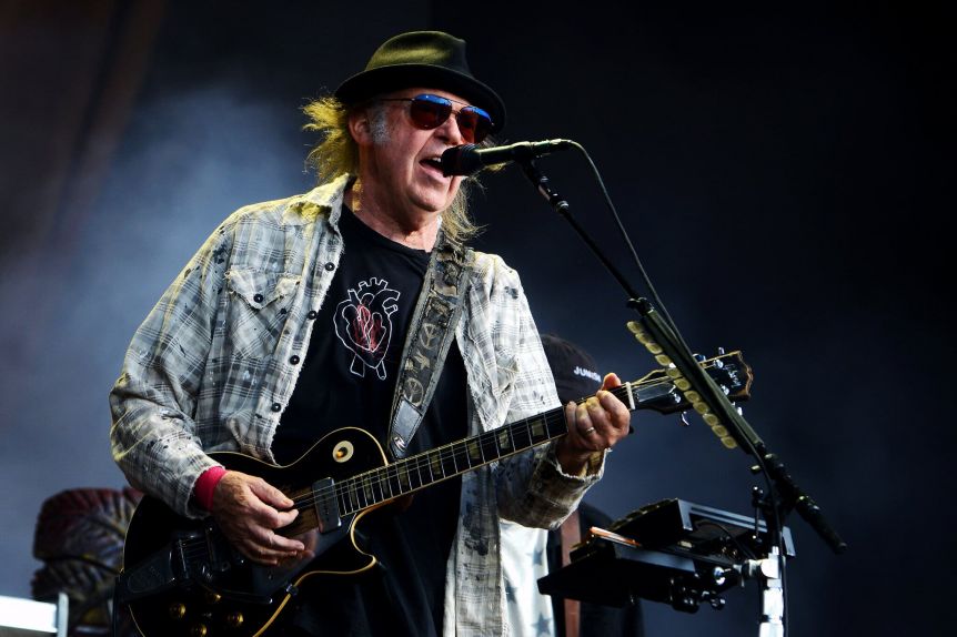 Neil Young retiró su música de Spotify y acusó a la plataforma de difundir información antivacunas