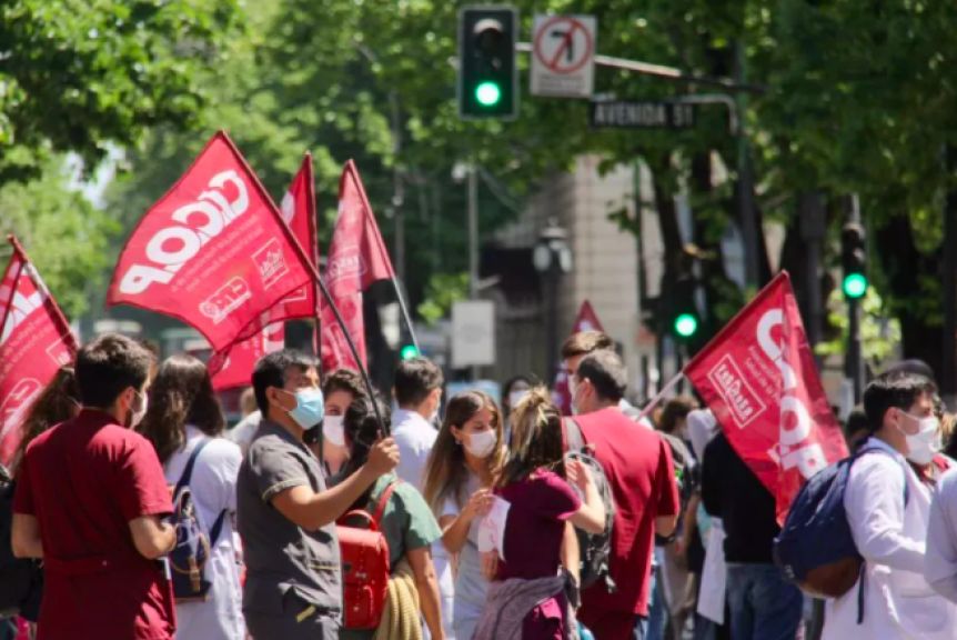 Médicos bonaerenses piden reconocimiento a la sobrecarga laboral y mejora salarial