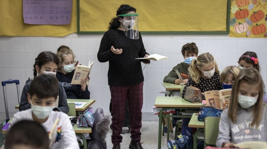 Barbijo y pase sanitario, el debate que se viene en las escuelas bonaerenses