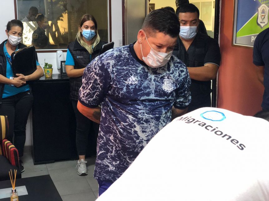 Cocanía envenenada: el Gobierno expulsó al principal sospechoso y prohibió su ingreso permanente al país