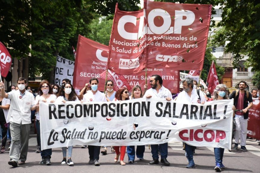 Los médicos se paran de manos y piden un aumento que valore su sacrificio