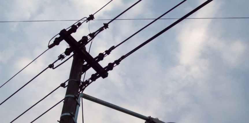 Intentó robar cables de alta tensión y terminó con el brazo amputado
