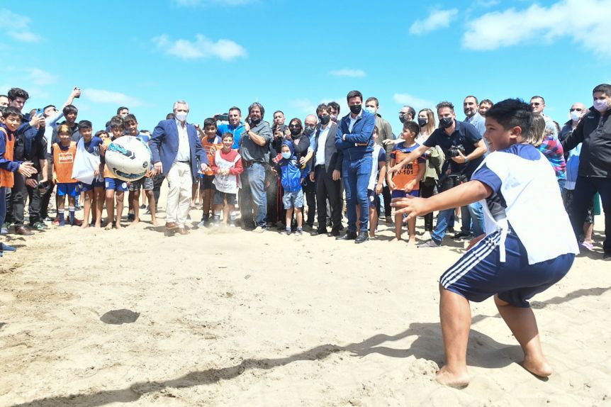 Tras el cruce con la oposición, Alberto Fernández arranca la semana con otra visita a la costa