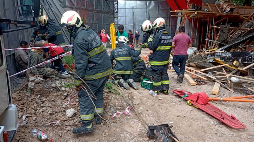 Derrumbe en una obra bajo las vías del Ferrocarril Mitre dejó a cinco obreros heridos