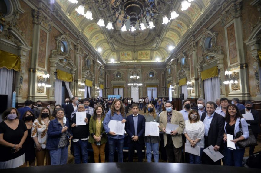 En medio de las paritarias, la Provincia oficializó la ampliación de licencias parentales