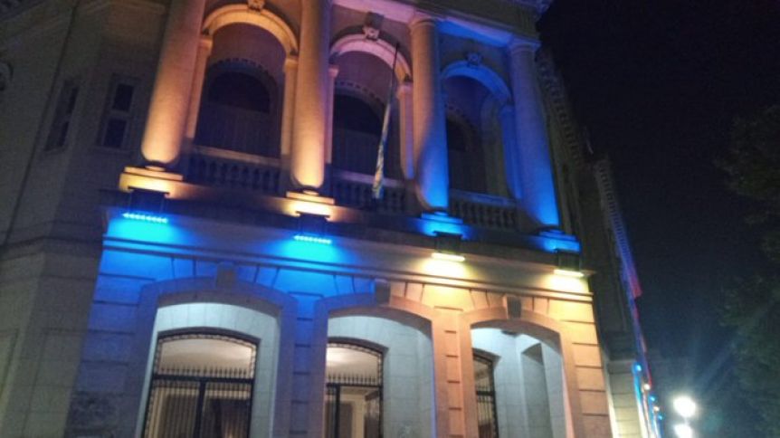 Intendente PRO iluminó la muni con los colores de Ucrania
