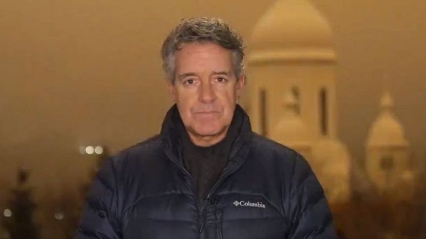 Un periodista transmitía desde Ucrania y fue sorprendido por las bombas