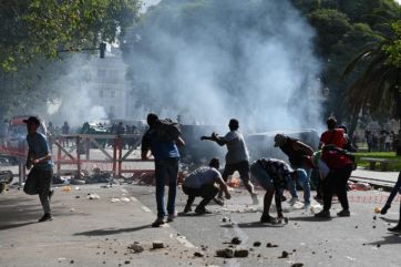 Piedrazos y gomas quemadas: Incidentes en la puerta del Congreso
