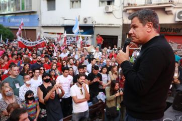 “Voy a dar millones de besos y abrazos”, la estrategia de Manes 