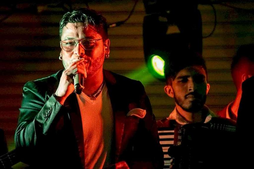 Una fanática besó al cantante Uriel Lozano y su marido intentó agredirlo