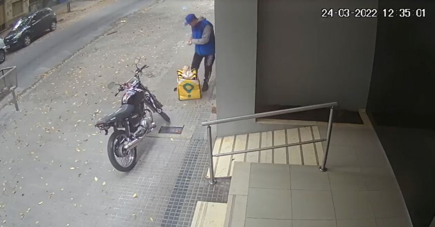 Insólito: pidió comida por delivery y el repartidor se comió parte del pedido