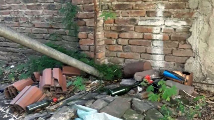 Horror: hallaron el cadáver de un hombre en una casa y el de su madre enterrada en el jardín