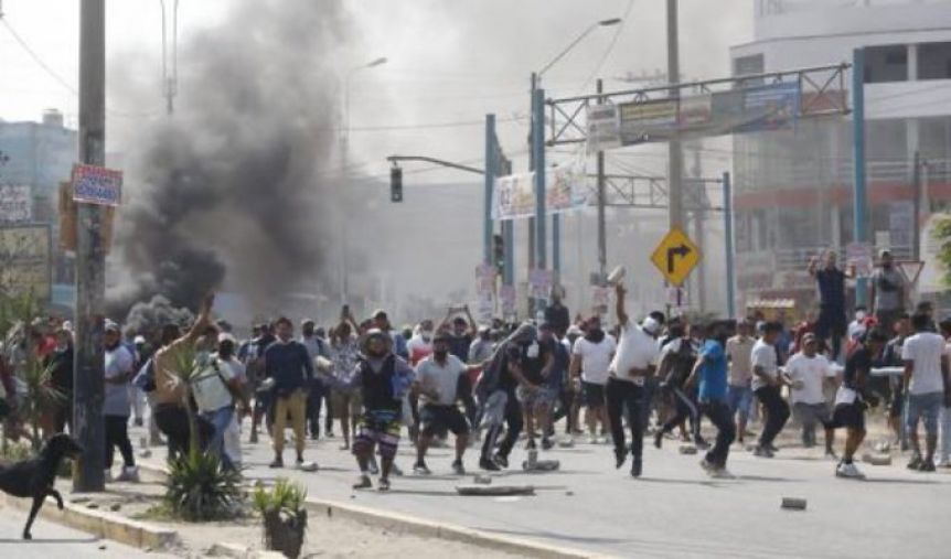 Perú: el gobierno de Pedro de Castillo decretó toque de queda